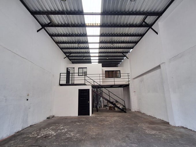 foto vista interior de bodega en venta en el centro de Manizales