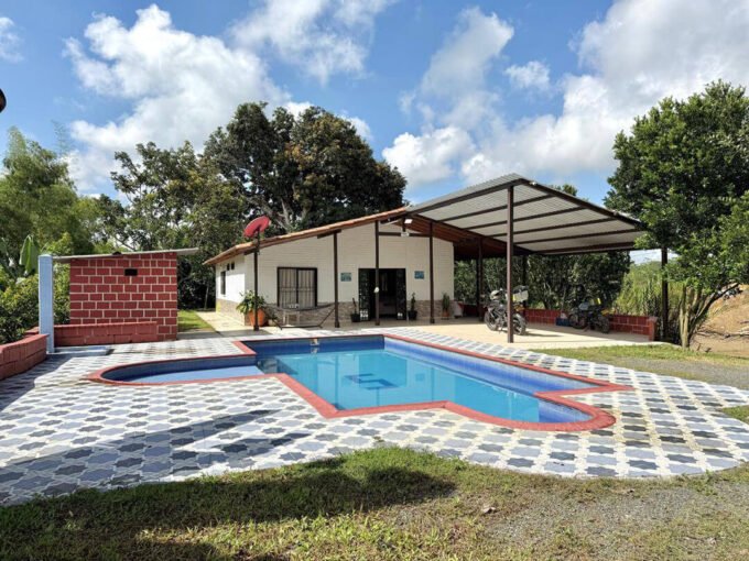 casa campestre cerca de Pereira con piscina y amplio terreno