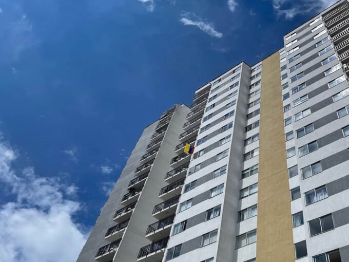 Venta apartamento nuevo en Edificio Vivento Villa Carmenza Manizales con balcón, tres habitaciones y excelente vista panorámica.