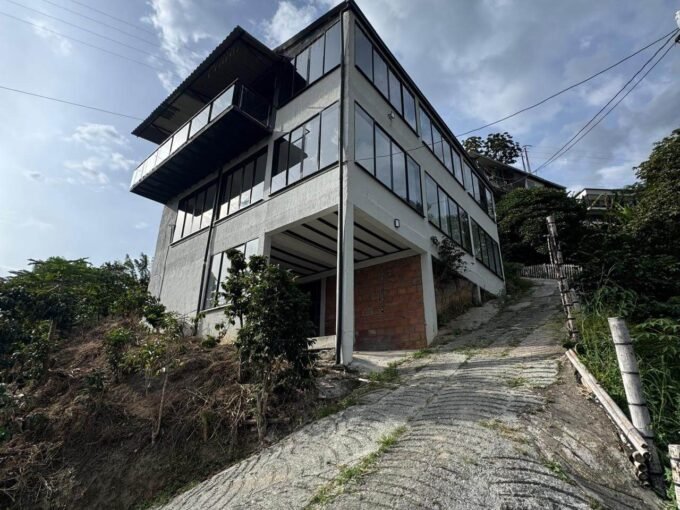 Venta casa campestre en San Gerónimo Manizales con balcón, excelente vista y conjunto cerrado.