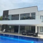 Venta casa campestre Manizales vía La Manuela con piscina, jacuzzi, turco, kiosco BBQ, 7 habitaciones y lote de 1.500 metros cuadrados.
