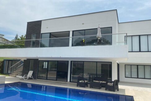 Casa campestre en venta vía La Manuela Manizales con piscina y lote de 1.500 m²