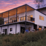 Venta casa campestre vereda Lisboa Manizales con lote de 600 m², paneles solares, frutales, cuatro habitaciones y amplio balcón.