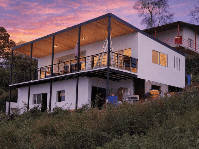 Venta casa campestre vereda Lisboa Manizales con lote de 600 m², paneles solares, frutales, cuatro habitaciones y amplio balcón.