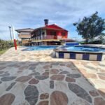 Venta casa campestre en Llanitos Villamaría con piscina, jacuzzi y salón social para proyecto turístico.