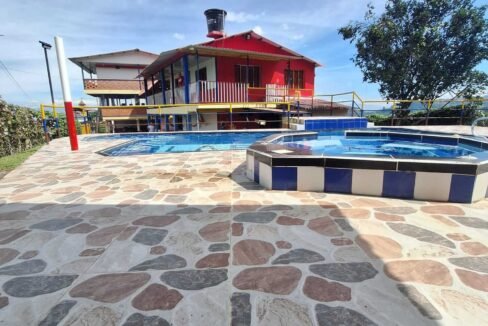 Casa campestre en venta en Llanitos Villamaría con piscina y excelente vista.