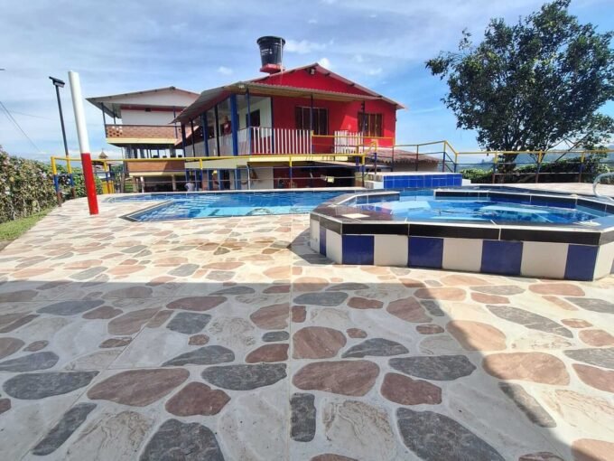 Venta casa campestre en Llanitos Villamaría con piscina, jacuzzi y salón social para proyecto turístico.