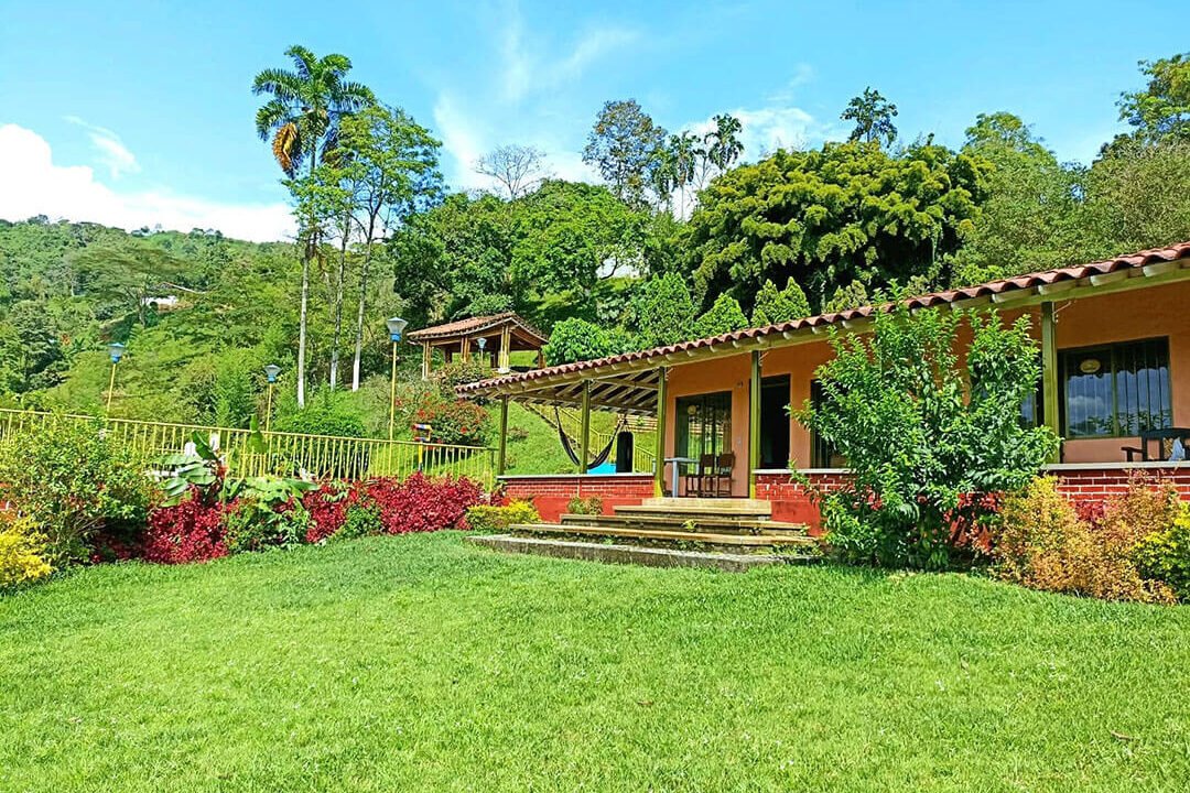 Venta casa campestre en Manizales con piscina y energía solar