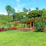 Venta casa campestre en Manizales ubicada en la Vereda La China con piscina, jacuzzi, amplias zonas verdes, casa auxiliar, loft independiente y terreno de 9.500 metros cuadrados.