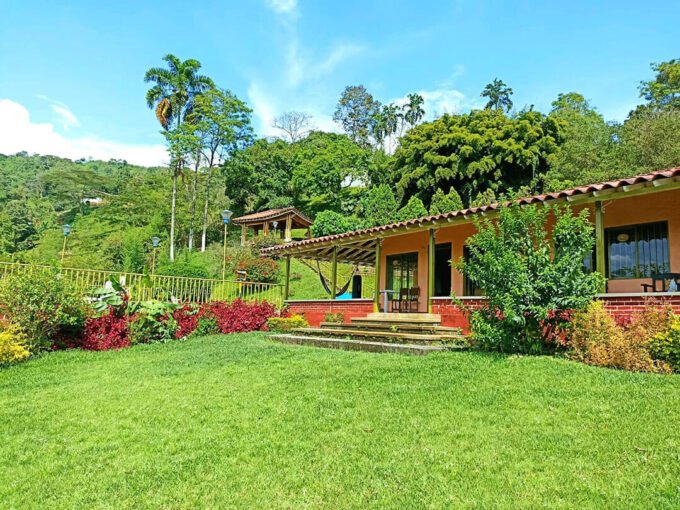 Venta casa campestre en Manizales ubicada en la Vereda La China con piscina, jacuzzi, amplias zonas verdes, casa auxiliar, loft independiente y terreno de 9.500 metros cuadrados.