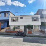 Venta casa con renta en San Jorge Manizales de tres niveles con apartaestudio independiente, terraza y excelente ubicación.