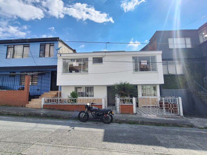 Venta casa con renta en San Jorge Manizales de tres niveles con apartaestudio independiente, terraza y excelente ubicación.