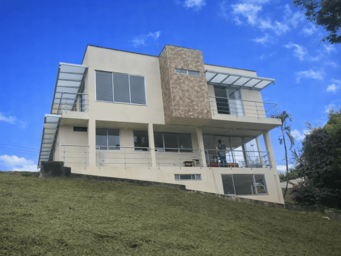 Venta campestre en San Peregrino Manizales con excelente vista panorámica y amplio lote de 1200 metros cuadrados.