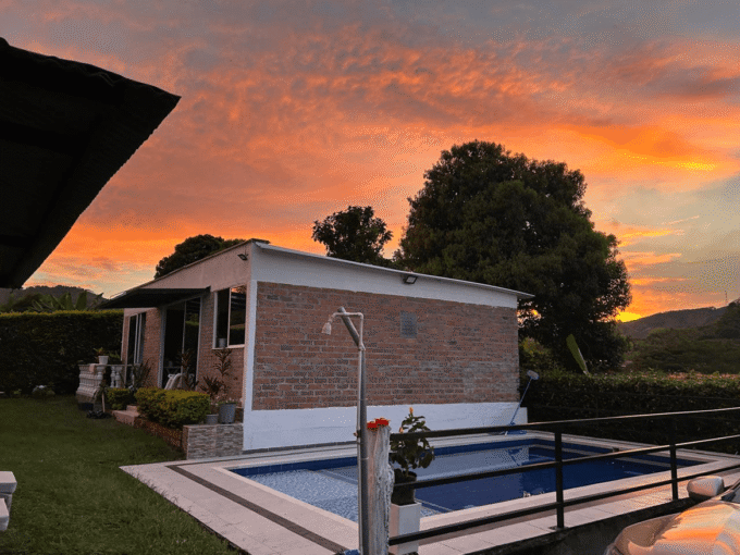 Venta temperadero independiente en Santágueda cerca al Triángulo con piscina, zona BBQ, cuatro alcobas y amplio lote de 430 metros cuadrados.