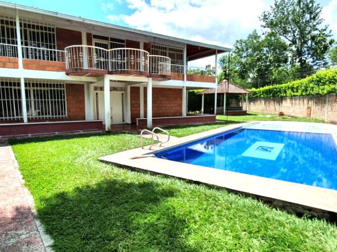 Foto fachada de la casa y piscina temperadero en venta en Viterbo
